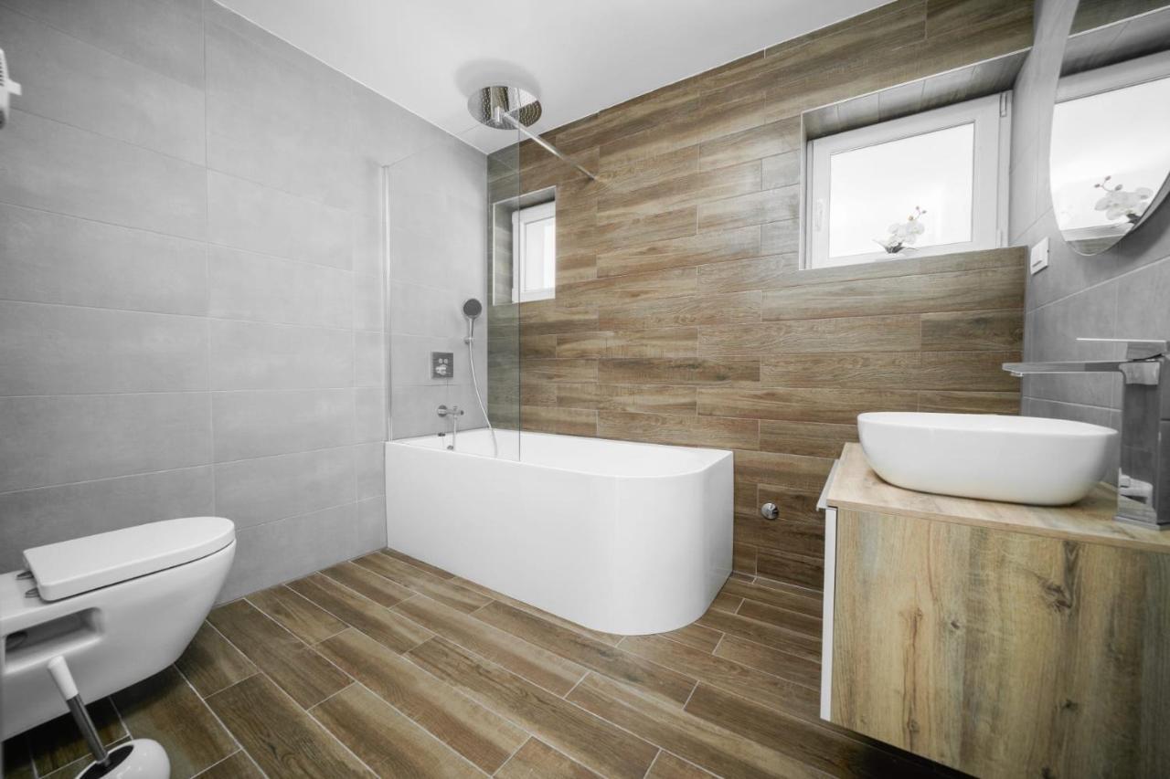 Pina Tourist Apartments Водице Екстер'єр фото